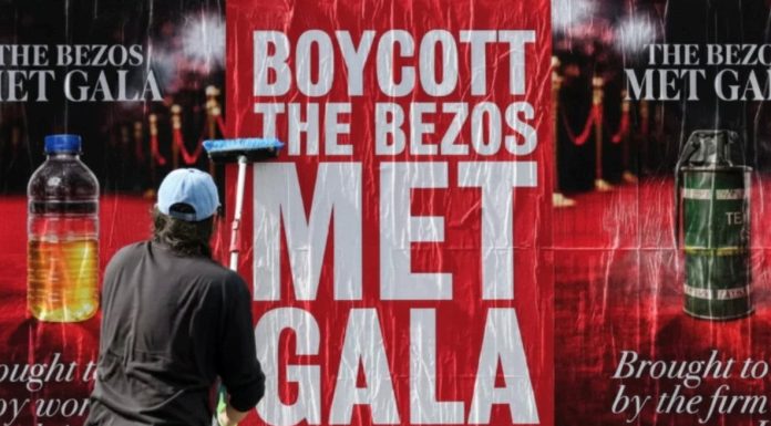 Campanie împotriva lui Jeff Bezos în New York: Orașul, împânzit cu afișe care cer boicotarea Met Gala 2026 după implicarea sa