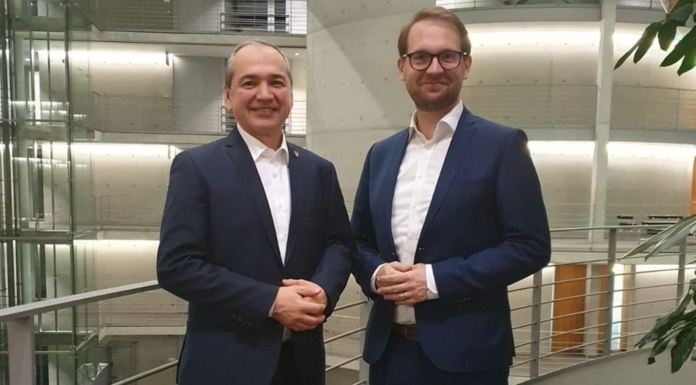 Un român a învins din nou extrema dreaptă în Germania: Octavian Ursu a câştigat al doilea mandat de primar. Mesajul lui Dominic Fritz