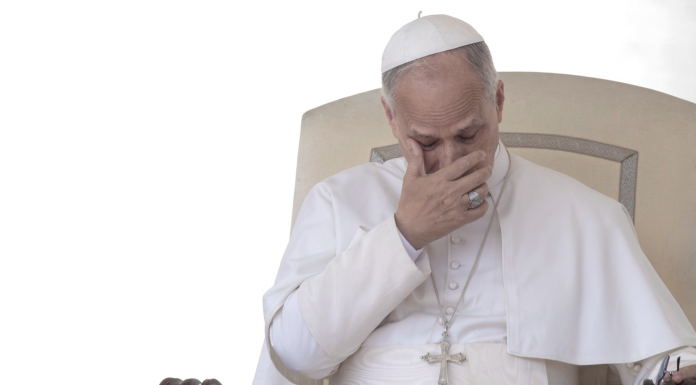 Papa Leon a sunat la bancă să îşi schimbe adresa. Angajata a crezut că este o farsă şi i-a închis telefonul în nas