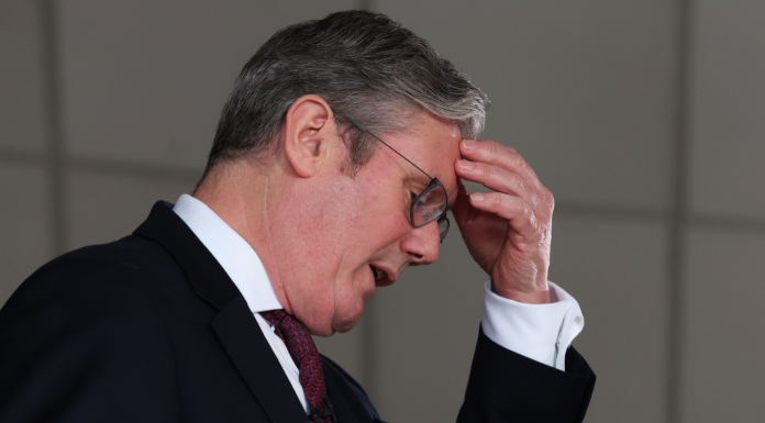 Criză politică și în Marea Britanie: Keir Starmer, contestat de propriul partid. Patru miniștri au demisionat deja
