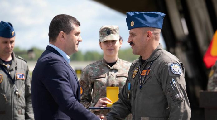 Pilotul român care a doborât drona din Estonia, decorat de Miruță în Lituania