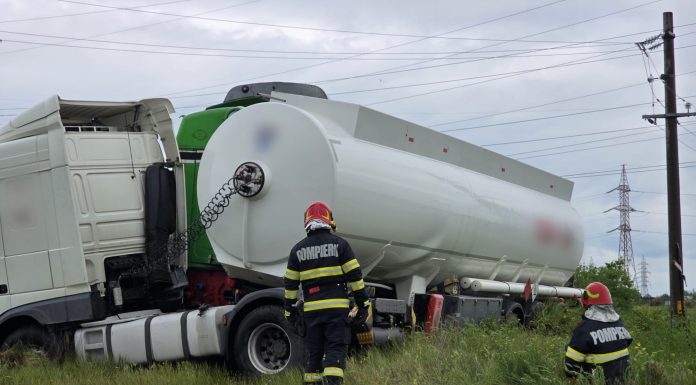 Accident grav între un tren marfar și o cisternă, ambele cu încărcătură de motorină. Sunt scurgeri de combustibil