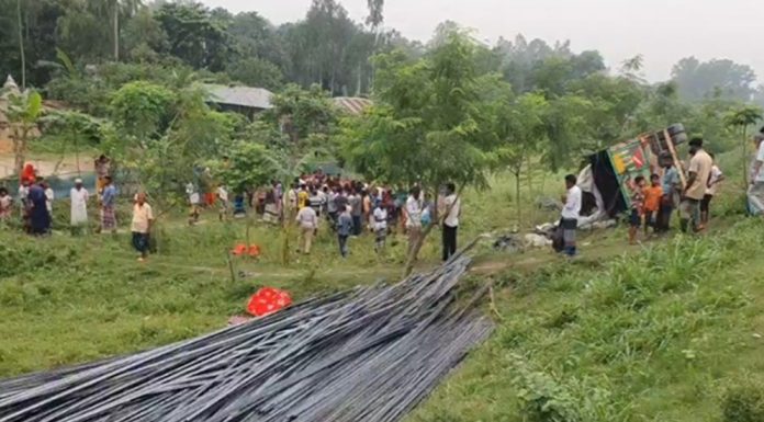 Un camion s-a răsturnat în centrul Bangladeshului. Cel puțin 15 persoane au murit