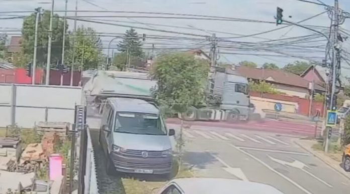 Accident grav în Chitila după ce un TIR ar fi trecut pe roșu. Un șofer a fost rănit grav