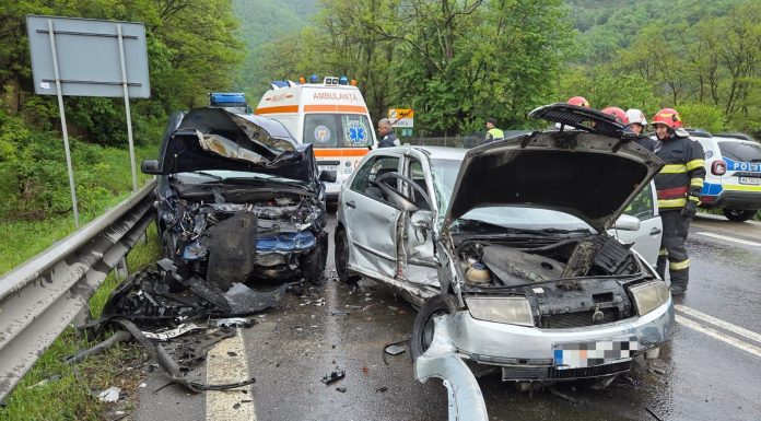 UPDATE – Vâlcea: Două persoane, rănite în urma unui accident în care au fost implicate trei autoturisme/ Una dintre victime, resuscitată şi transportată la spital/ Traficul pe DN 7, blocat complet – FOTO