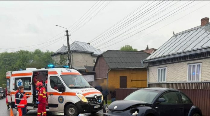 Accident pe DN17: O mașină a ieșit de pe șosea. Două persoane au fost transportate la spital