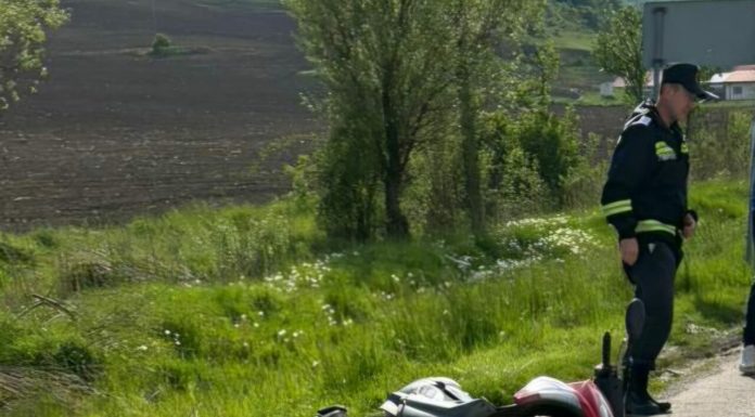 Accident în județul Vaslui: un motociclist de 83 de ani a fost rănit, după ce s-a izbit de un autoturism