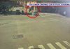 Momentul în care un șofer intră cu mașina într-un grup de oameni, în Modena. Agresorul a fost pus la pământ de un trecător