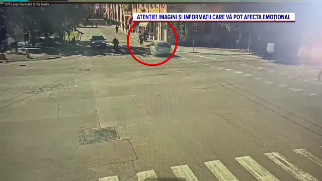 Momentul în care un șofer intră cu mașina într-un grup de oameni, în Modena. Agresorul a fost pus la pământ de un trecător