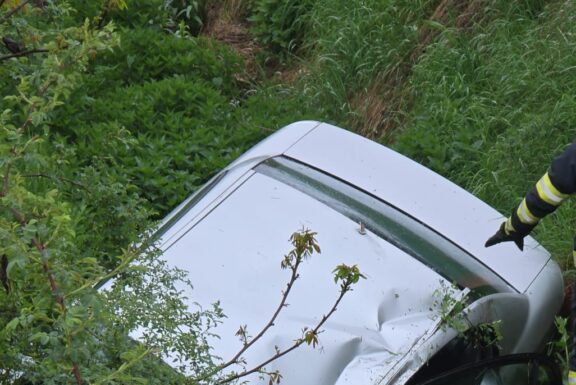 O mașină a căzut într-un canal din Târgu Neamț. Persoanele din vehicul au fost transportate la spital