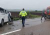 Suceava: Accident în care au fost implicate un microbuz şi un TIR, pe DN 2/ Doi adulţi şi un copil, transportaţi la spital/ Traficul, blocat pe ambele sensuri – FOTO