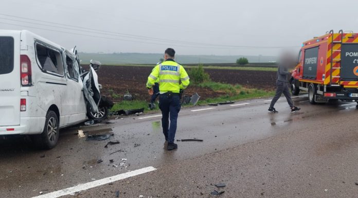 Suceava: Accident în care au fost implicate un microbuz şi un TIR, pe DN 2/ Doi adulţi şi un copil, transportaţi la spital/ Traficul, blocat pe ambele sensuri – FOTO
