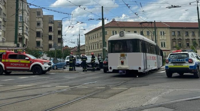 O șoferiță din Timișoara a intrat cu mașina într-un tramvai. Circulația în zona accidentului a fost blocată
