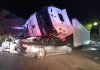 Vâlcea: Trafic blocat pe DN 7, la Bujoreni, după ce un TIR s-a răsturnat pe un autoturism parcat/ Nu sunt persoane rănite – FOTO