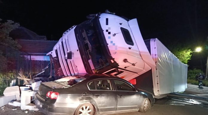 Vâlcea: Trafic blocat pe DN 7, la Bujoreni, după ce un TIR s-a răsturnat pe un autoturism parcat/ Nu sunt persoane rănite – FOTO