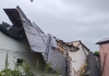 Acoperișul unui bloc din Focșani a fost smuls de vânt și împrăștiat pe două străzi. Construcția a căzut peste mai multe case și mașini