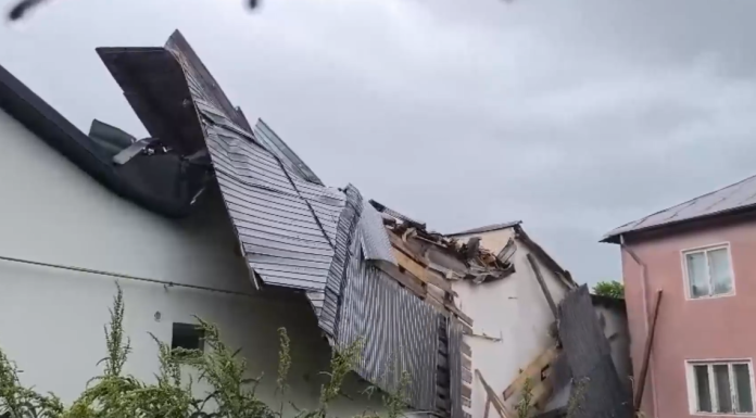 Acoperișul unui bloc din Focșani a fost smuls de vânt și împrăștiat pe două străzi. Construcția a căzut peste mai multe case și mașini