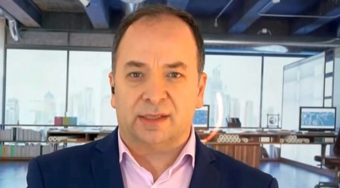 Economist: Nivelul istoric la care a ajuns cursul este nota de plată a impredictibilităţii politice. Sper ca BNR să intervină şi să încerce să menţină un nivel al cursului apropiat de cel de acum. Cotaţia leului evoluează pe o gheaţă extrem de subţire