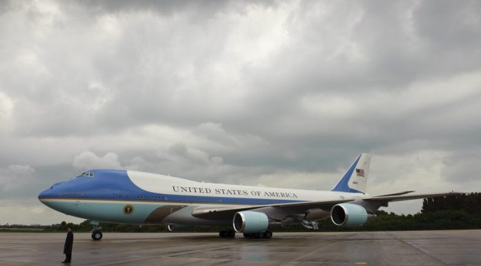 Poluare la baza militară care găzduiește Air Force One. Combustibilul pentru avioane a ajuns în apă