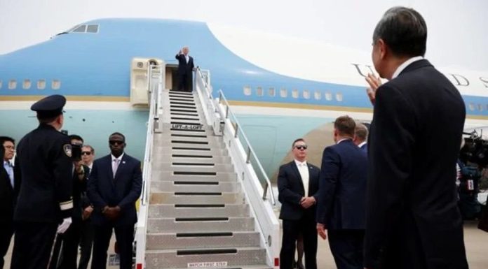 "Nimic din China nu este permis în avion”. Echipa lui Trump a aruncat telefoanele, ecusoanele şi cadourile primite de la chinezi înainte de îmbarcarea în Air Force One