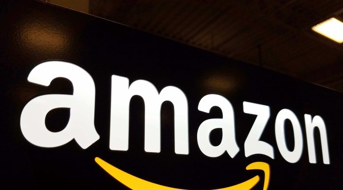 Consumatori dau în judecată Amazon pentru că nu a returnat costurile tarifelor vamale impuse de Trump
