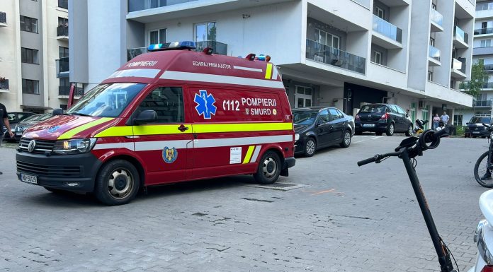 Sibiu: Fetiţă de 10 ani dusă la spital cu traumatisme la cap şi multiple contuzii, după de a fost acroşată de oe persoană care se deplasa cu trotineta pe o stradă din Şelimbăr