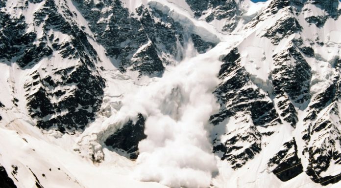 Avalanşă pe Valea Coştilei din Bucegi. Cel puțin o persoană este prinsă sub zăpadă, anunţă Salvamont
