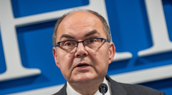 Înaltul reprezentant internațional în Bosnia părăsește postul. „Interese economice legate de familia Trump ar putea juca un rol”
