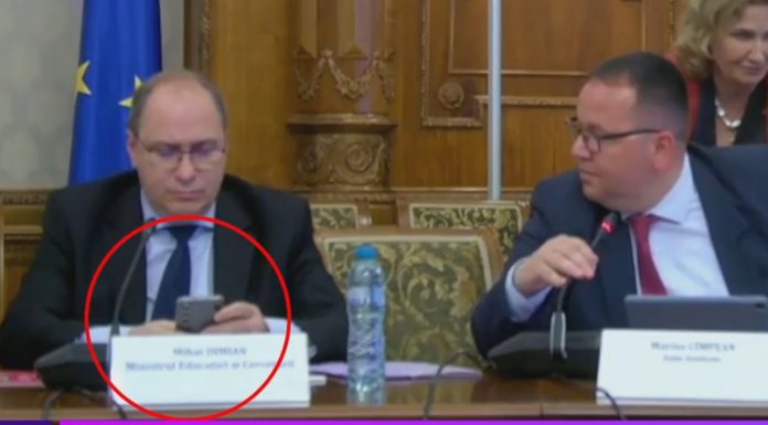 Elevă de clasa a V-a, discurs în lacrimi despre presiunea din școală, în timp ce ministrul Educației stătea pe telefon