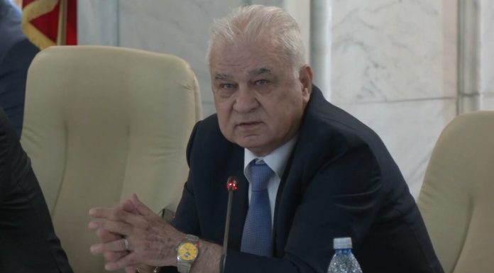 Fostul selecţioner, Anghel Iordănescu, s-a rătăcit prin Parlament şi-a întârziat la ceremonia organizată în cinstea Stelei de cei de la AUR