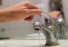 Compania de Apă Someş face un ”apel insistent” la consumatori să folosească apa potabilă de la reţea doar în scopuri casnice, nu şi pentru irigaţii sau umplerea piscinelor