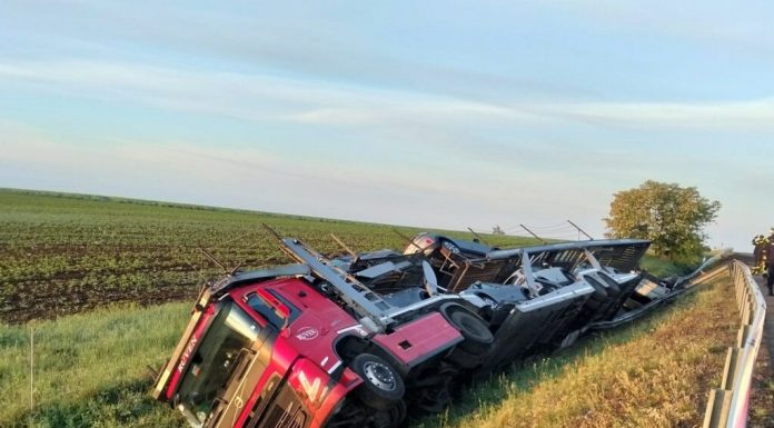 Arad: Un tir care transporta autoturisme s-a răsturnat. Se circulă restricționat pe A1