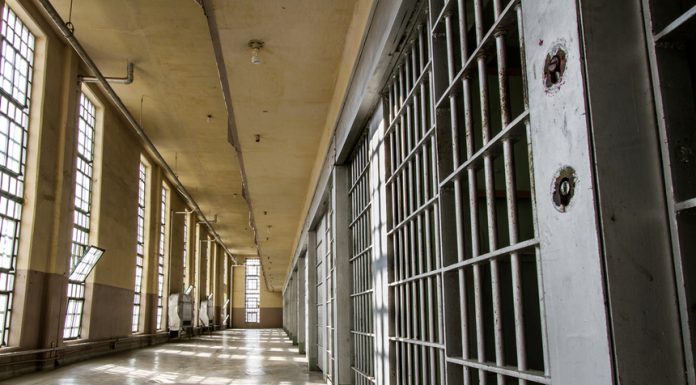 Poliţiştii din Alba responsabili de supravegherea femeii acuzate că şi-a ucis mama şi care s-a sinucis în arest, cercetaţi pentru neglijenţă în serviciu de procurorii Parchetului Tribunalului Alba