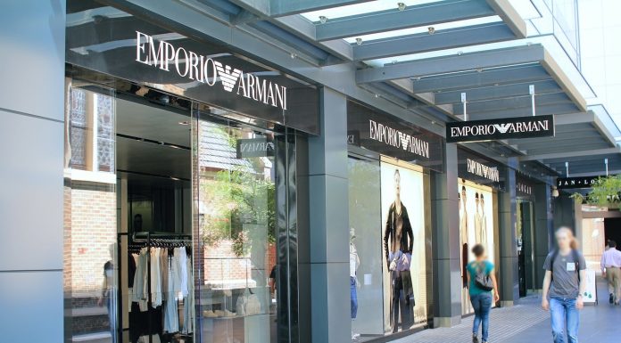 Armani ar putea vinde un pachet din acțiuni către LVMH, L'Oréal și EssilorLuxottica