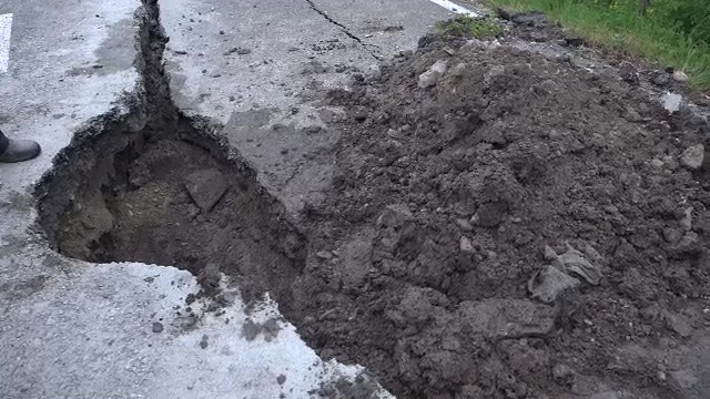 ”Dezastru, dezastru. Suntem în pericol”. Pământul a luat-o la vale într-o comună din județul Vaslui