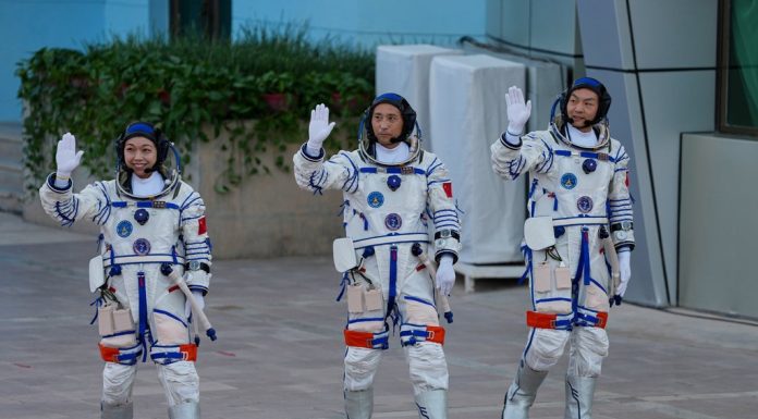 China a trimis trei astronauți pe stația sa spațială Tiangong. Unul va rămâne acolo un an