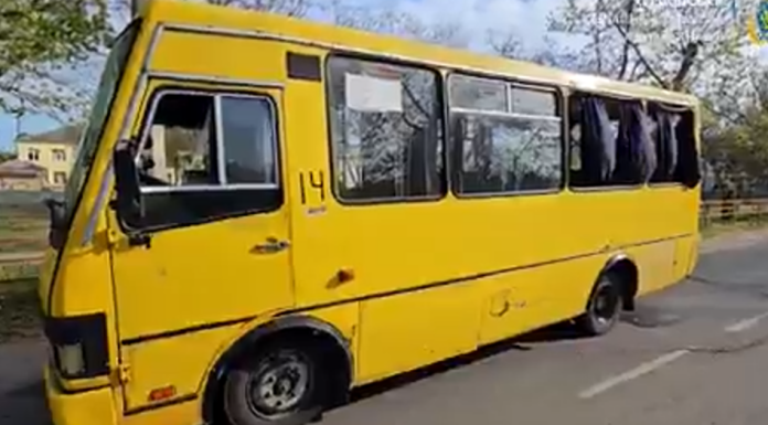 Atac rusesc cu dronă în Herson: cel puțin doi morți și șapte răniți după lovirea unui autobuz civil
