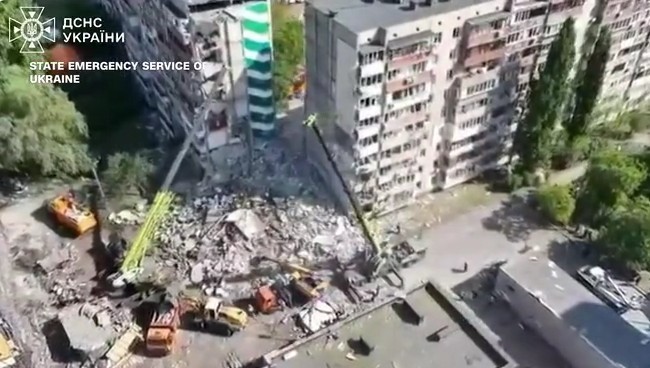 Rusia loveşte Ucraina în cel mai mare atac prelungit cu drone de la începutul războiului: cel puţin opt morţi la Kiev şi zeci de răniţi. Alarmele au sunat timp de 11 ore
