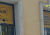Anchetă a Poliţiei, după ce sediul AUR Cluj-Napoca a fost vandalizat/ Un bărbat suspectat că a aruncat cu o piatră într-un geam a fost dus la audieri