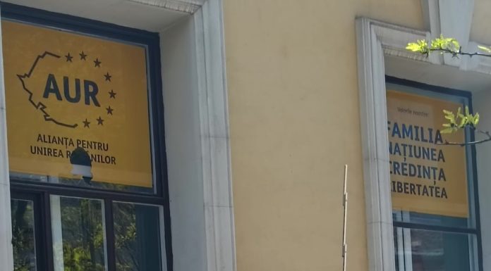 Anchetă a Poliţiei, după ce sediul AUR Cluj-Napoca a fost vandalizat/ Un bărbat suspectat că a aruncat cu o piatră într-un geam a fost dus la audieri