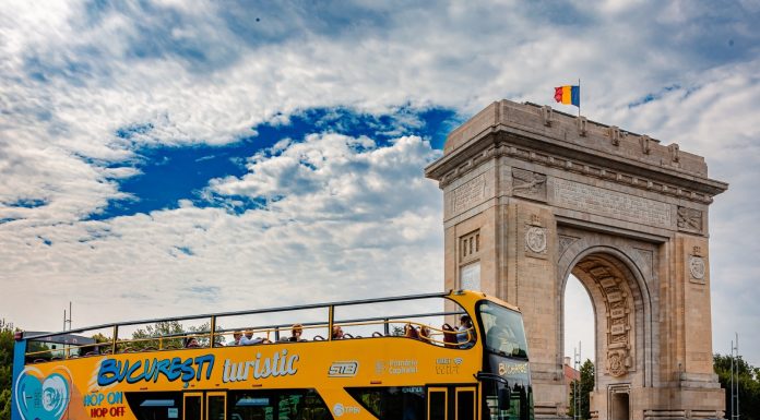 Autobuzele turistice din Bucureştiului revin pe traseu de vineri/ Traseul are 16 kilometri dus-întors şi include cele mai frumoase destinaţii turistice ale Capitalei/ Tarif promoţional în prima lună