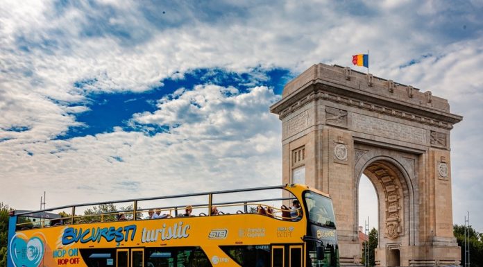 Autobuzele turistice revin în București. Traseul are 16 km și ajunge la principalele atracții. Care sunt prețurile