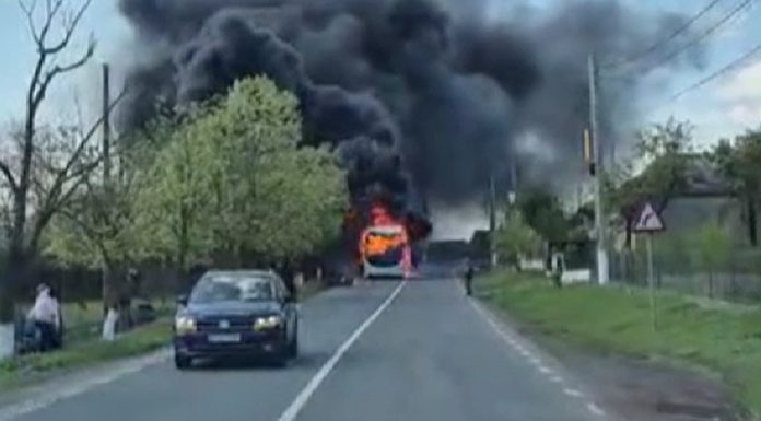 Cum au reușit pasagerii să se salveze din autocarul cuprins de flăcări la Tulcea. Momentul de inspirație al șoferului
