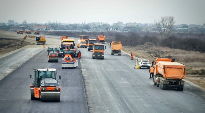 Directorul CNAIR anunţă că lucrările pe lotul 2 al autostrăzii Focşani–Bacău au ajuns la un stadiu de 95% / Pe toţi cei aproximativ 39 km ai acestui lot se va putea circula cel mai târziu în luna august a acestui an – VIDEO