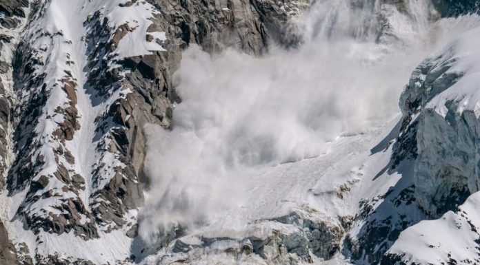 Avalanșă pe Valea Coștilei. Cel puțin o persoană, surprinsă sub zăpadă. Salvamontiștii intervin cu câini de căutare și elicopter