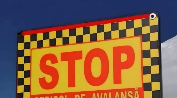 Salvamont Prahova: Avalanșă pe Valea Coștilei. Cel puțin o victimă este prinsă sub zăpadă
