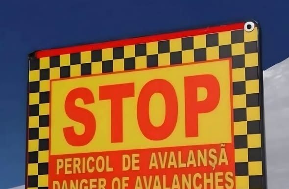 Avalanșă în Bucegi, cel puțin o persoană ar fi fost prinsă sub zăpadă. Salvamontiștii intervin pe Valea Coștilei