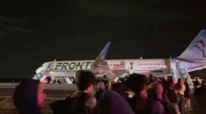 SUA – Un avion a lovit un pieton la decolare, în Denver. Cei 224 de pasageri au fost evacuaţi pe toboganele de urgenţă – VIDEO
