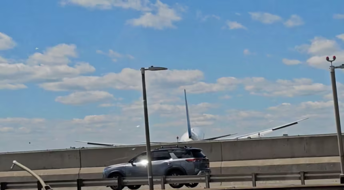 SUA: Un avion Boeing 767 a lovit un camion şi un stâlp de iluminat înainte de aterizarea pe aeroportul Newark / Şoferul camionului a fost rănit – VIDEO