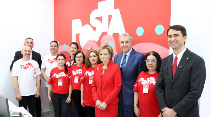 FOTO Vizită istorică a Familiei Regale la Poșta Română. A plantat și un stejar